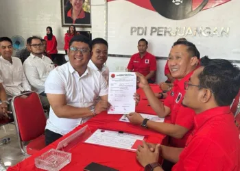 Riezky Delastama, mantan Asisten Staf Khusus Presiden Joko Widodo dan Ketua Umum AkuGanjar (Anakmuda Koalisi Untuk Ganjar), mendaftarkan diri sebagai Calon Wakil Wali Kota Semarang periode 2024-2029.